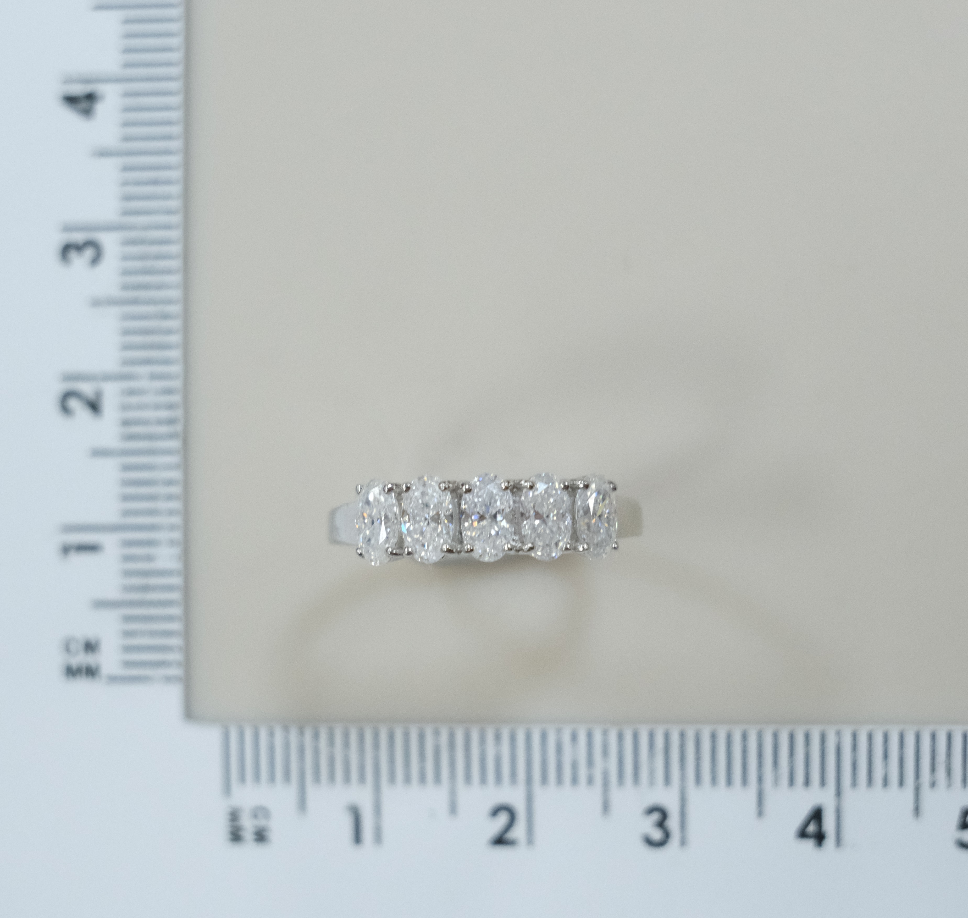 Серебряное кольцо с муассанитами